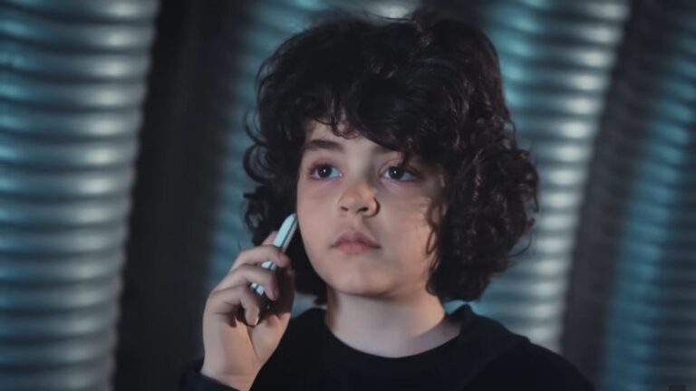 Yusuf trzyma telefon Trucizny przy uchu.