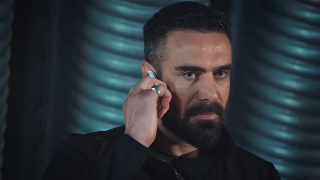 Trucizna rozmawia przez telefon.