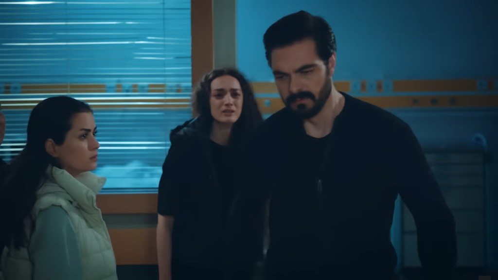 Yaman odchodzi. Zrozpaczone Aynur i Nana patrzą za nim.