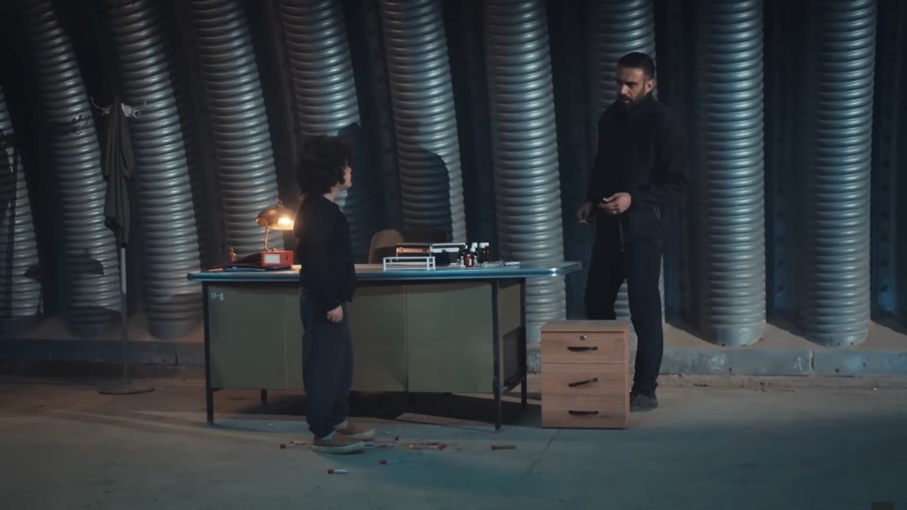 Yusuf niszczy fiolki Trucizny.