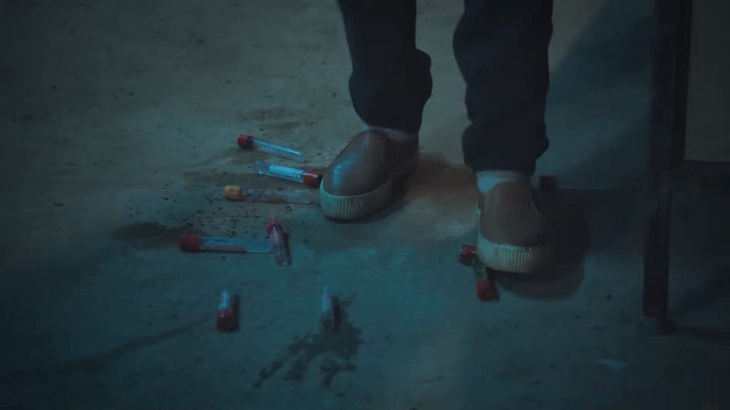 Zbliżenie na zniszczone przez Yusufa fiolki.