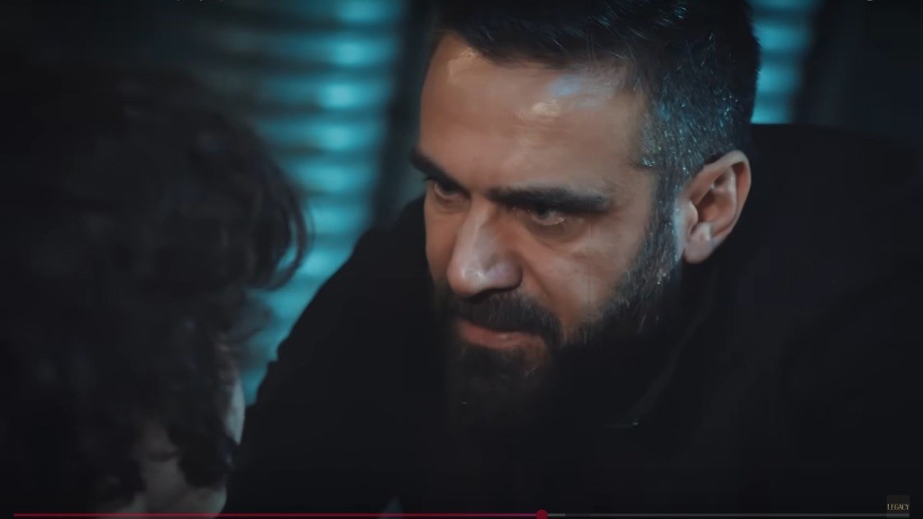 Trucizna wpatruje się groźnie w Yusufa.