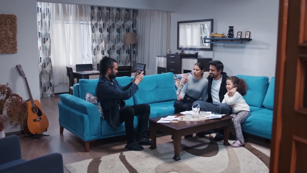 Ferit robi zdjęcie Ayse, Korayowi i Dodze.