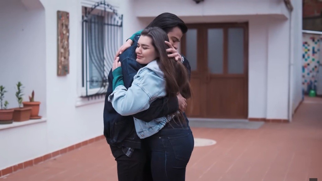 Volkan i Nese obejmują się na podwórku.