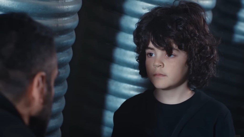 Trucizna rozmawia z Yusufem.