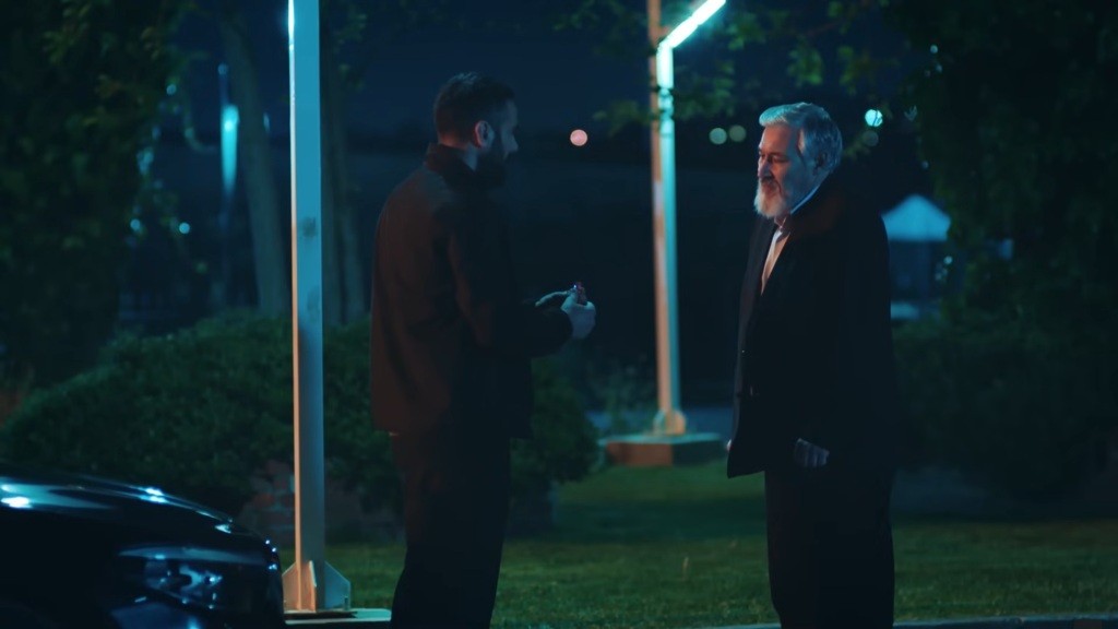 Trucizna spotyka się z doktorem. Jest późny wieczór.