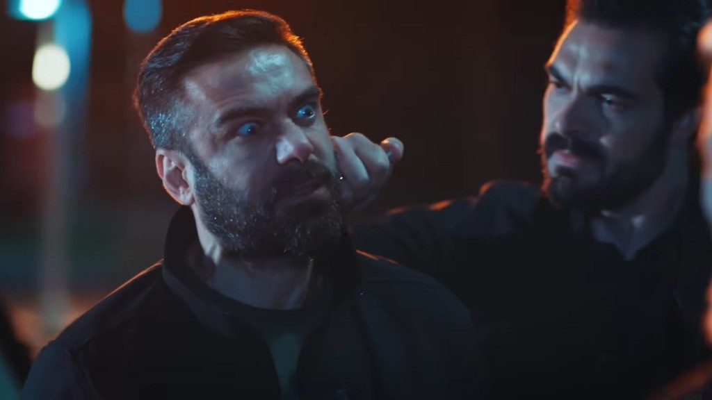 Kamera zmienia perspektywę, ukazując Yamana, który wbił strzykawkę w szyję Trucizny.