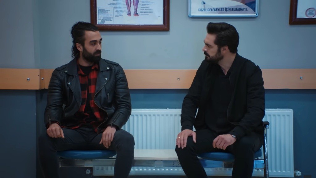 Ferit i Yaman rozmawiają w szpitalu.