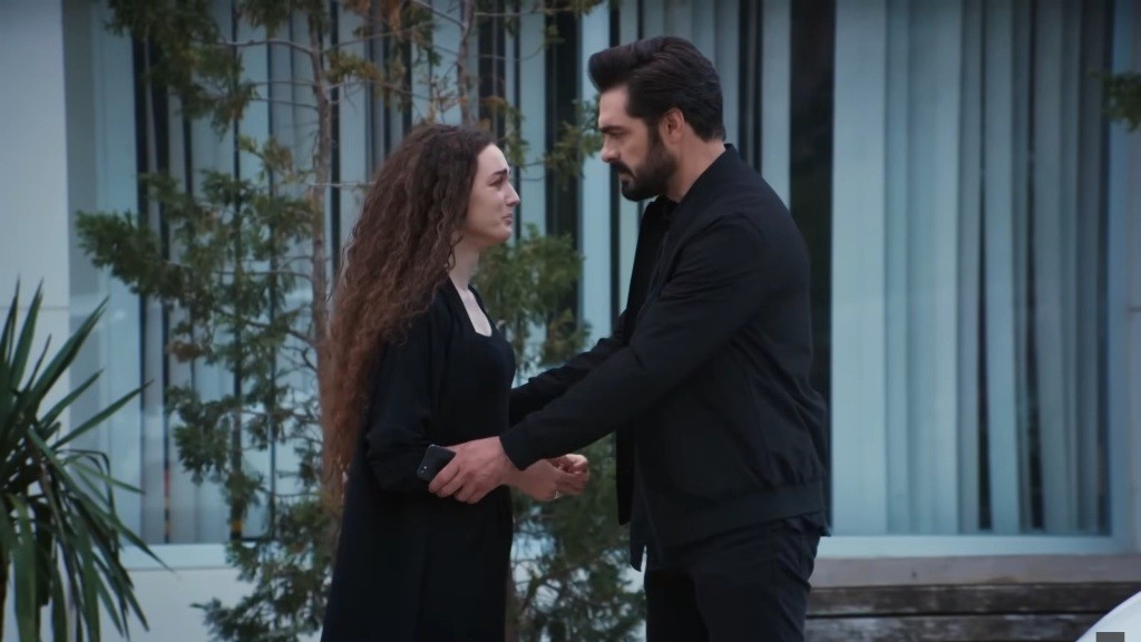 Nana i Yaman rozmawiają przed szpitalem. Mężczyzna obejmuje jej ramiona.