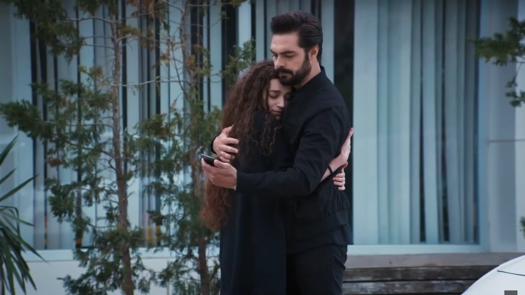 Nana tuli się do Yamana, a on patrzy w telefon.