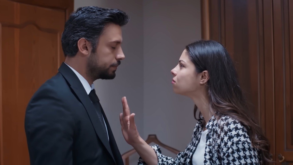 Koray i Ayse w napiętej dyskusji.