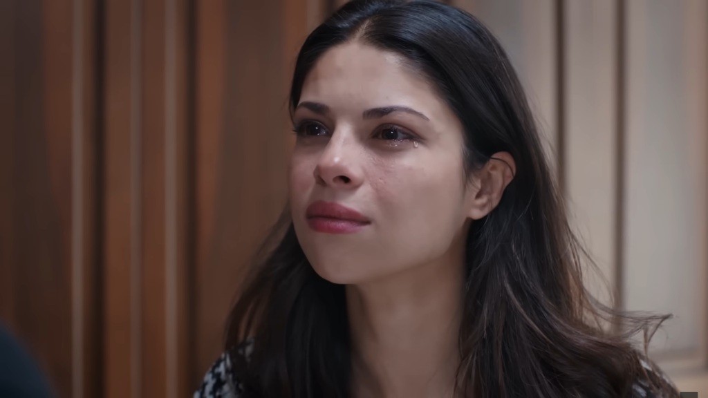 W kąciku lewego oka Ayse zbiera się łza.