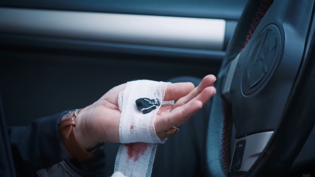 Trucizna znajduje ukryte w bandażu urządzenie lokalizujące.