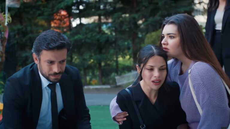 Nese obejmuje zdruzgotaną Ayse. Obok nich znajduje się Koray, również poruszony.