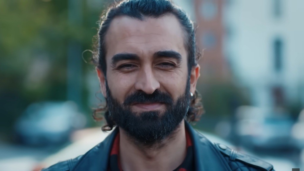 Ferit uśmiecha się. Jako ojciec czuje się szczęśliwy.