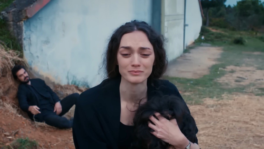 Nana zabiera Yusufa. Na jej twarzy maluje się ogromny ból.