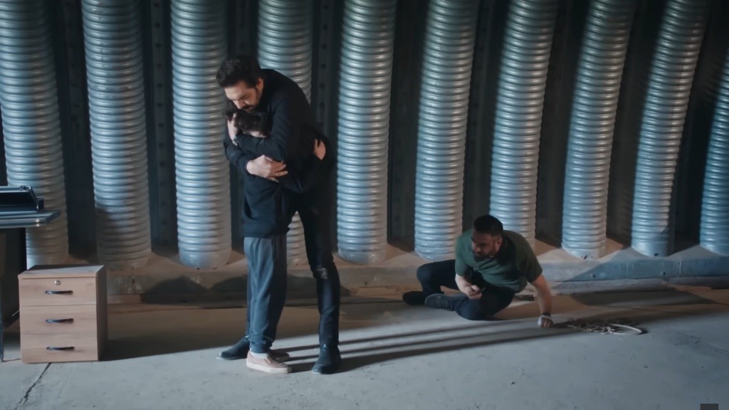 Yaman obejmuje bratanka. Nie widzi, jak Trucizna za jego plecami podnosi się.