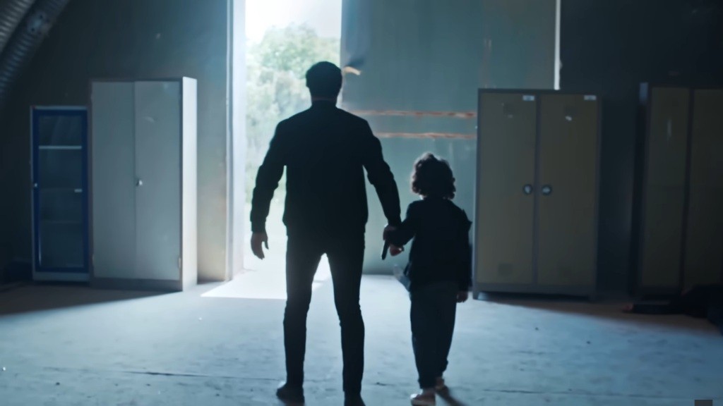 Yaman i Yusuf idą w stronę wyjścia z magazynu.