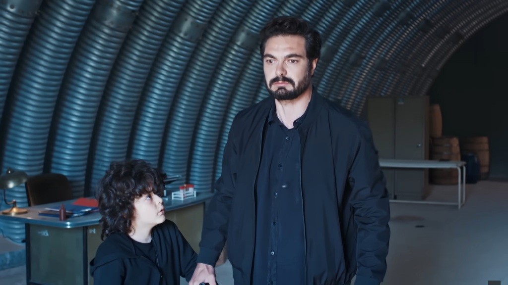 Yusuf trzyma Yamana za rękę, który nagle znieruchomiał.