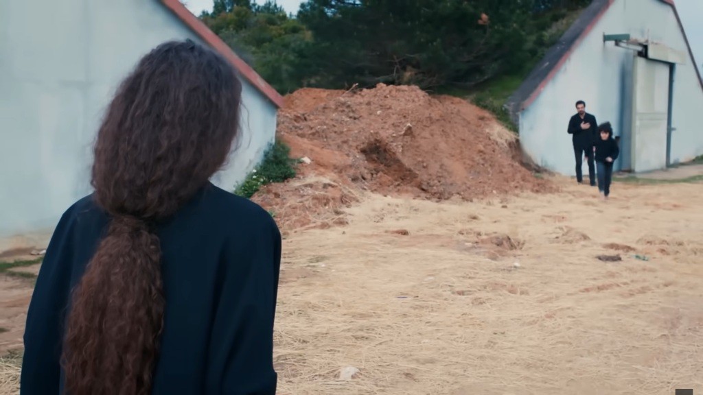 Nana przyjeżdża do magazynu. Yusuf biegnie w jej stronę, ale Yaman nie może się ruszyć.