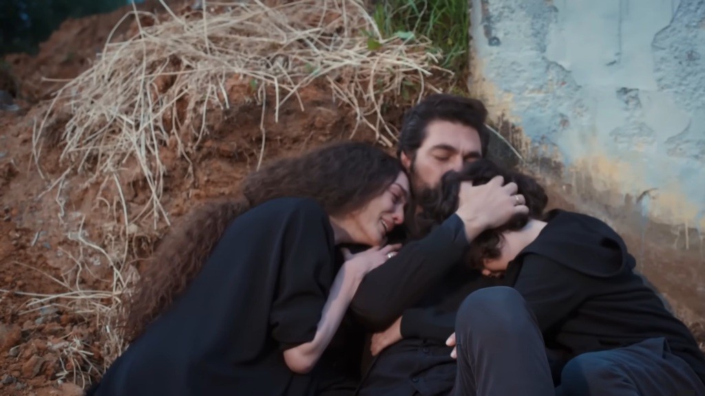 Nana i Yusuf tulą się do umierającego Yamana.