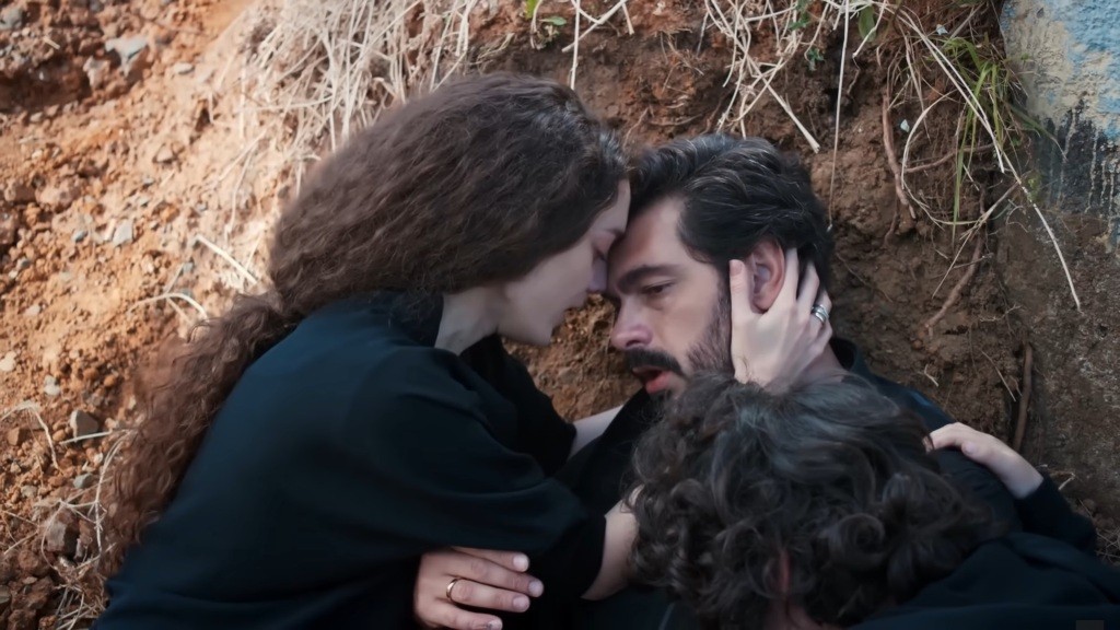 Nana i Yaman stykają się czołami w pożegnalnym geście.