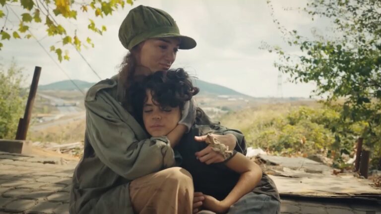 Nana obejmuje Yusufa.