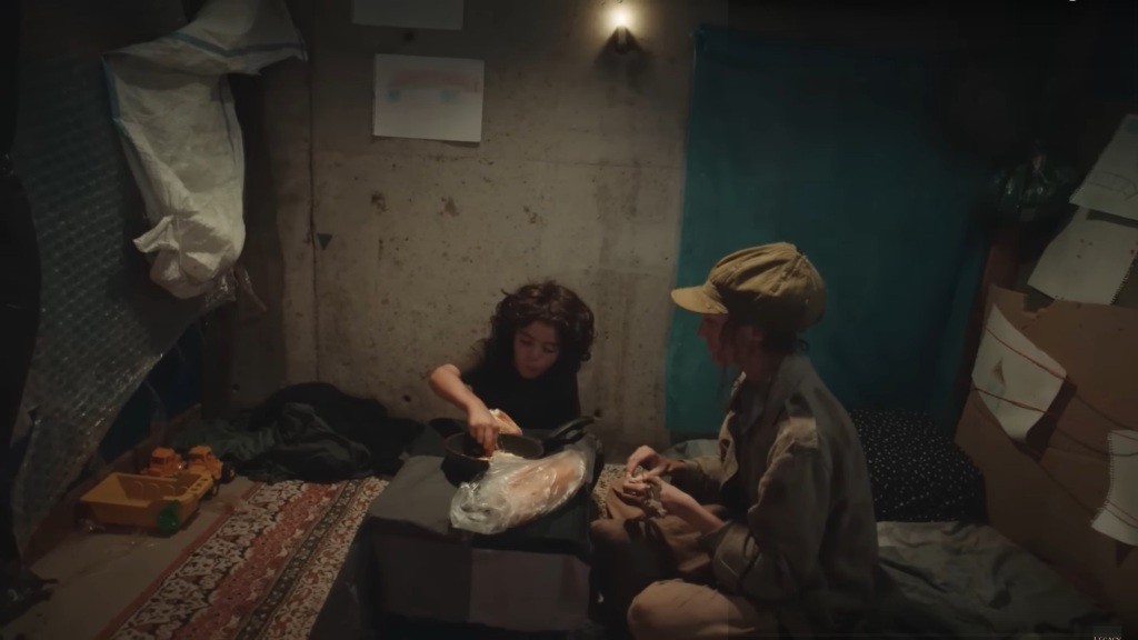 Yusuf i Nana jedzą kolację.