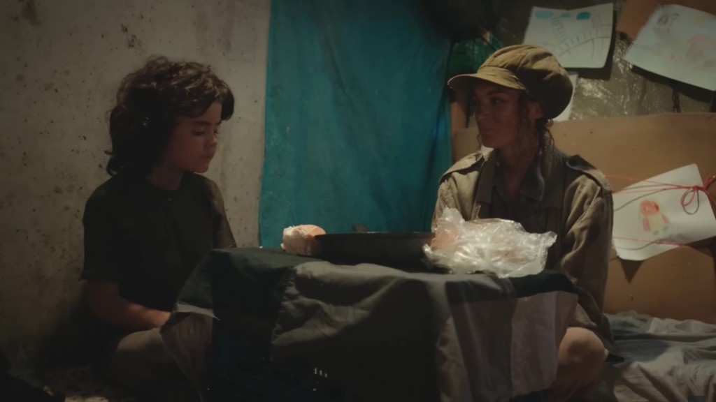 Mimo trudnej sytuacja, Nana stara się patrzeć z optymizmem. Jej twarz rozjaśnia delikatny uśmiech, gdy patrzy na Yusufa.