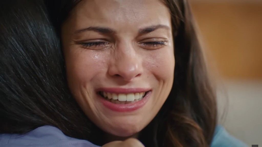 Ayse szlocha, przytulając się do Nese.