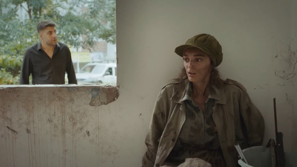 Nana chowa się przed mężczyzną.