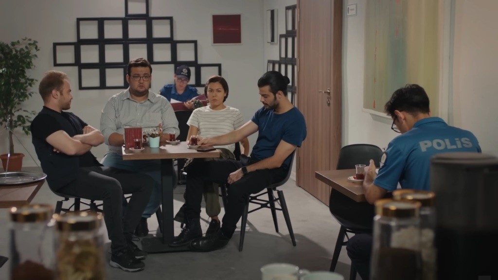 Scena w stołówce na komisariacie. Przy stoliku siedzą Kirpi, Ibo, Kara i Volkan.