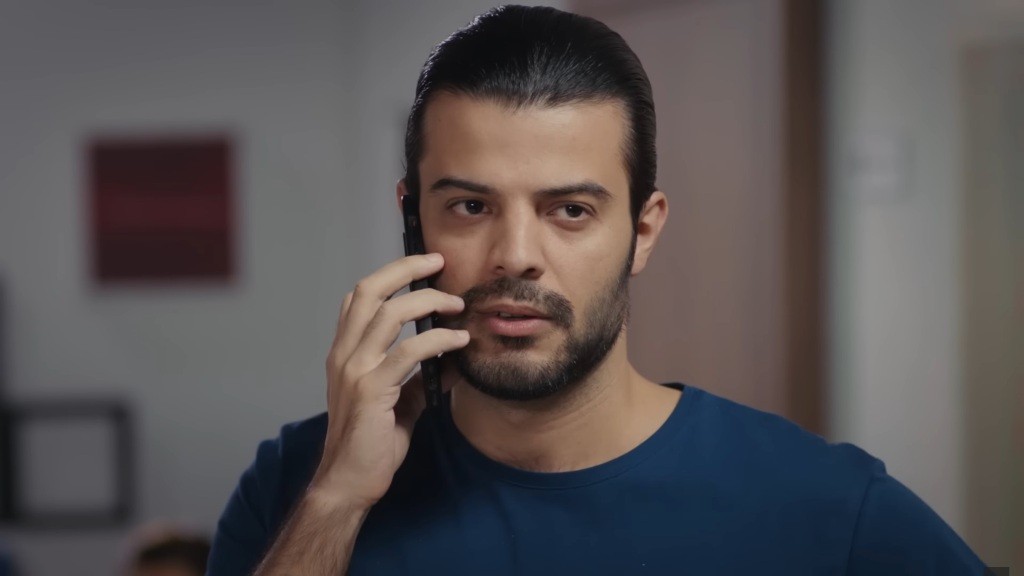 Volkan rozmawia przez telefon.