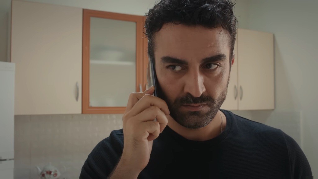 Ferit rozmawia przez telefon.