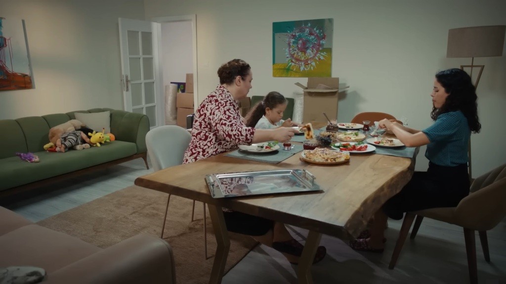 Adalet, Doga i Aynur jedzą śniadanie.