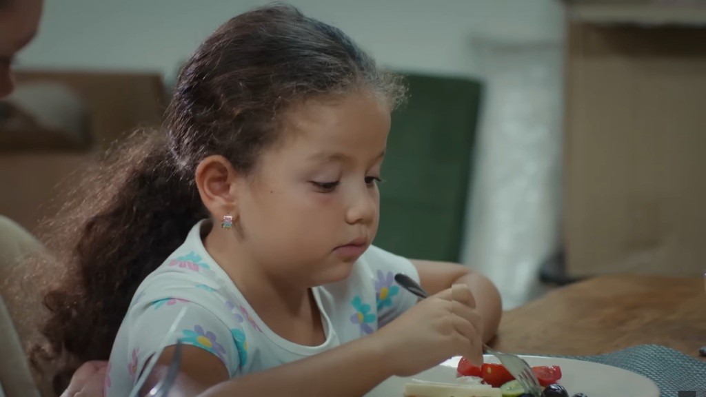 Doga dłubie widelcem w talerzu.