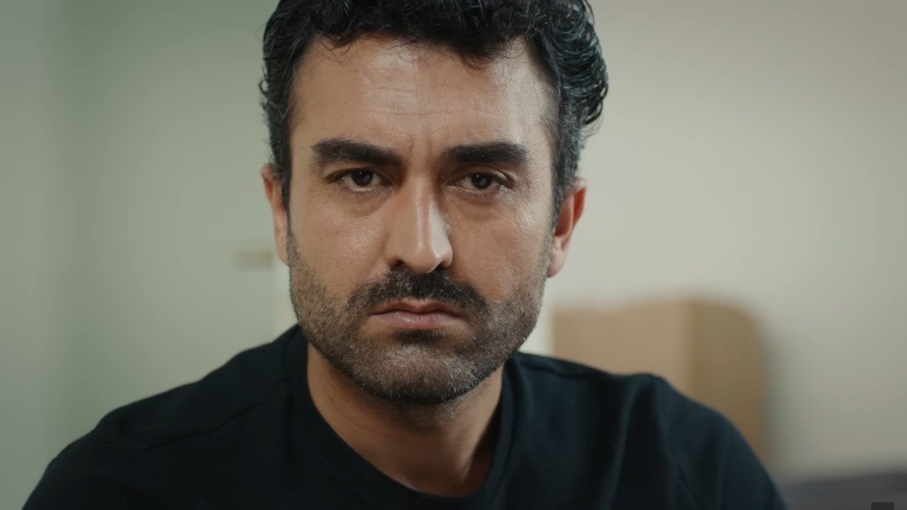 Ferit zmienił wygląd. Ma krótkie włosy i trzydniowy zarost.