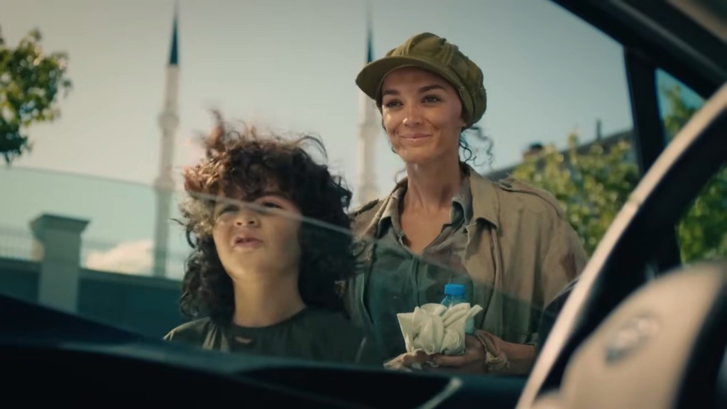 Yusuf i Nana uśmiechają się do kierowcy.