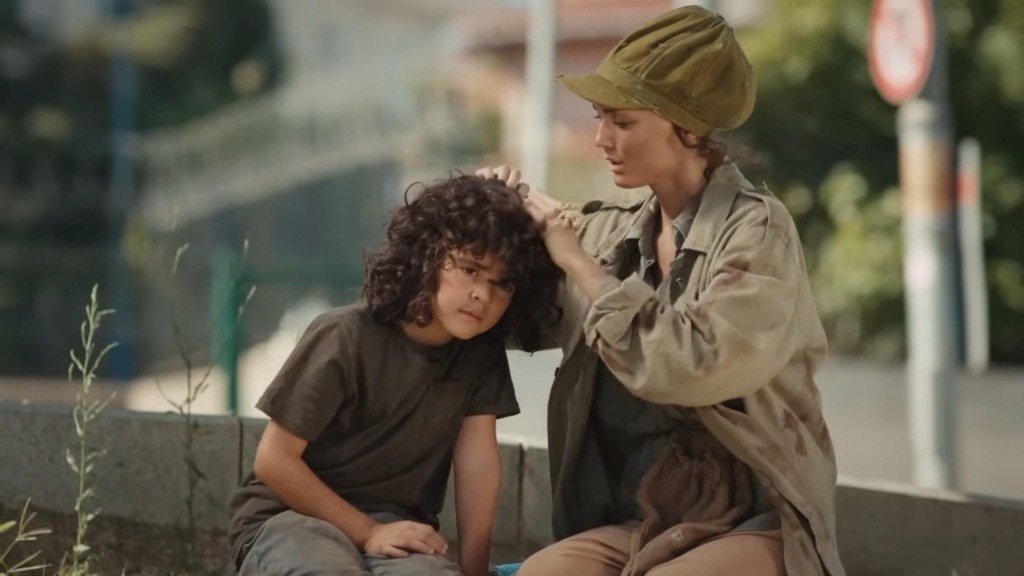 Nana sprawdza włosy Yusufa.