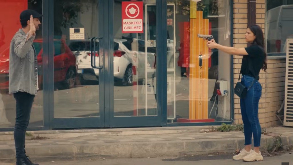 Ayse celuje do Ferita z pistoletu. Dzieli ich zaledwie kilka metrów.