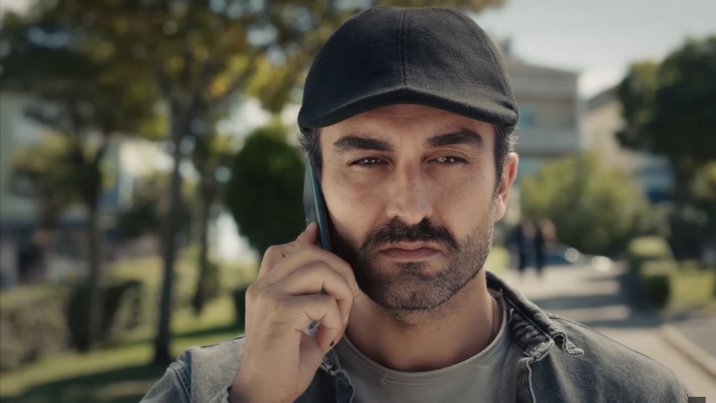 Ferit rozmawia przez telefon.