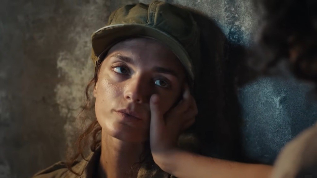 Yusuf ociera policzek Nany.