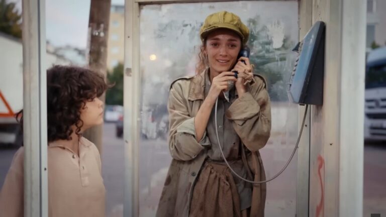 Yusuf i Nana w budce telefonicznej.