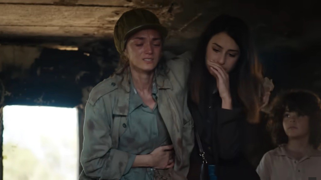 Pinar pomaga Nanie iść.