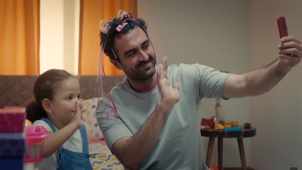 Doga i Ferit machają do aparatu.