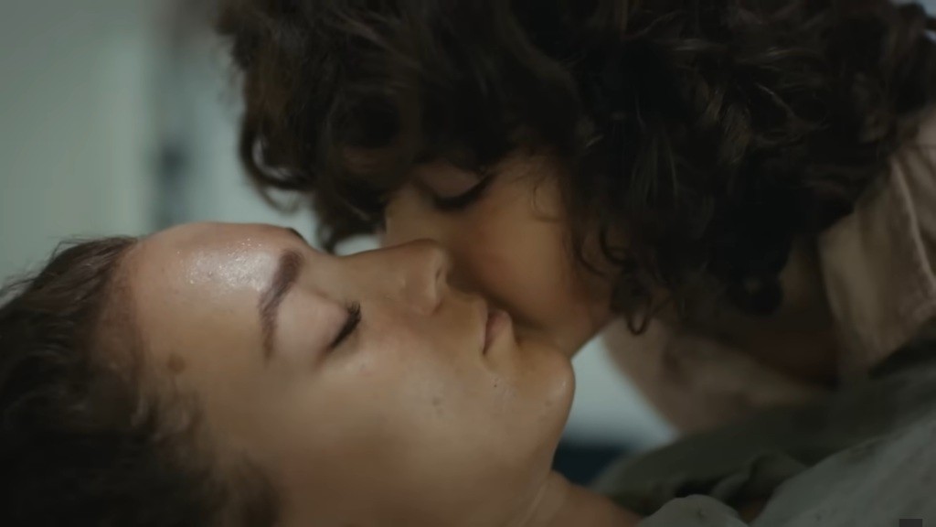 Yusuf całuje Nanę w policzek.