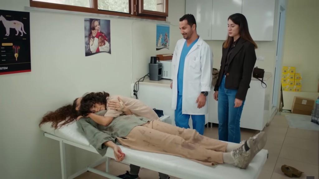 Yusuf przytula się do Nany. Obok stoją Pinar i weterynarz.