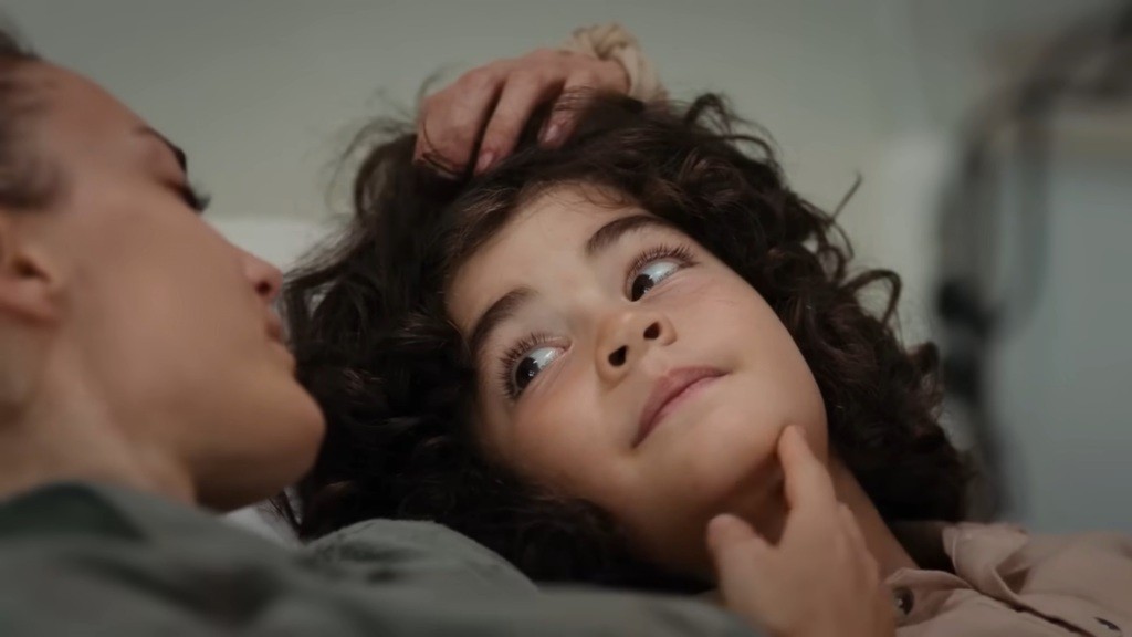 Nana obejmuje głowę Yusufa.