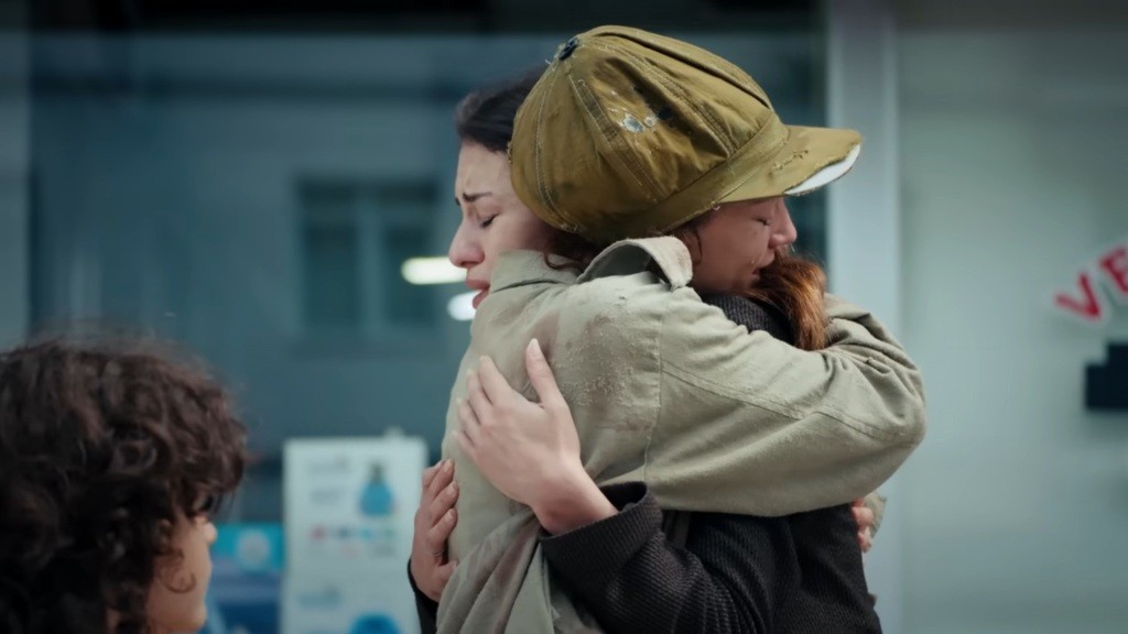 Nana przytula Pinar.