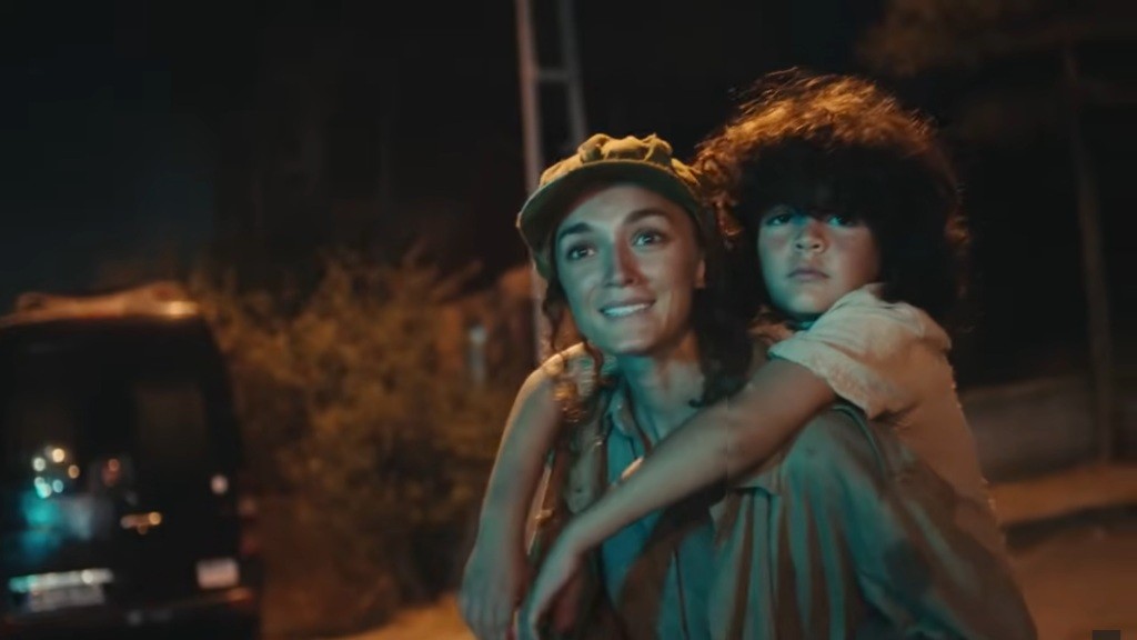 Nana niesie Yusufa na plecach.